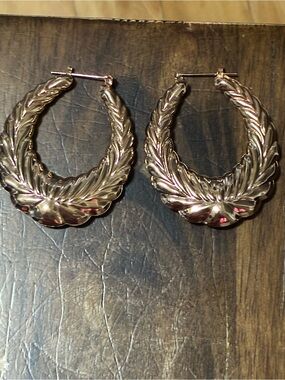 Stunning beautiful earrings go with anything not so heavy but a nice weight ❤️